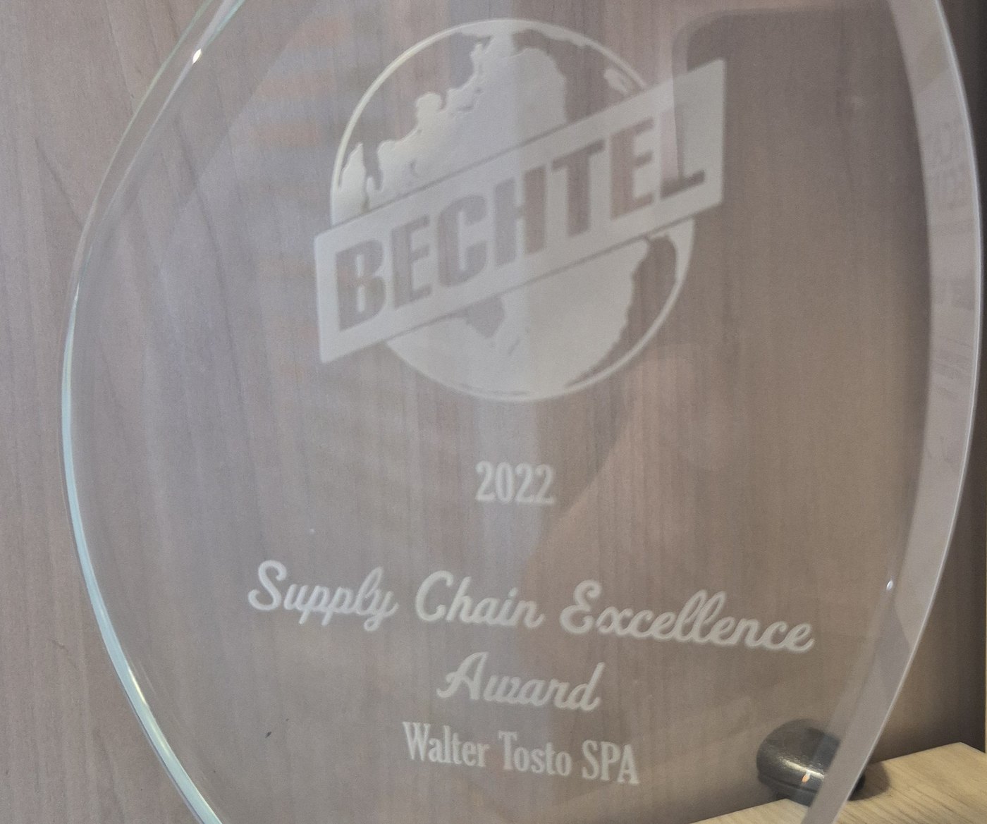 La targa del premio Bechtel 2022 assegnato a Walter Tosto S.p.A.